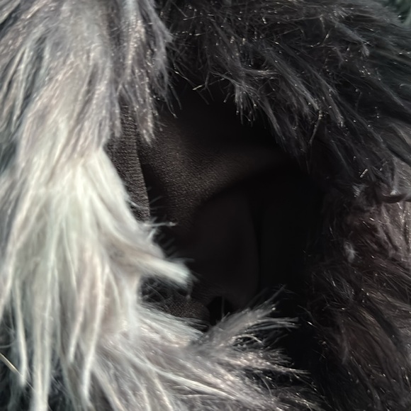 Fuzzy jacket 🖤🤍 - Picture 7 of 8